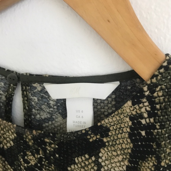 H&M short sleeve snakeskin top - Picture 2 of 4